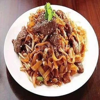 Fried Rice Noodle with Beef